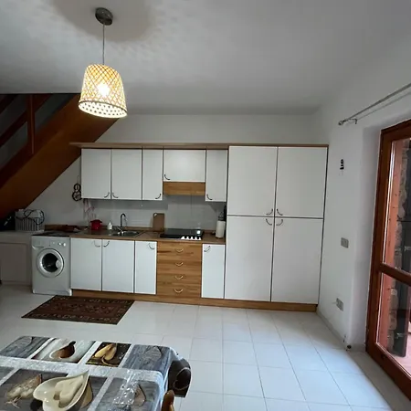 Apartman Mp Casa Sviluppata Su Due Piani Con Doppia Veranda E Parcheggio Privato *