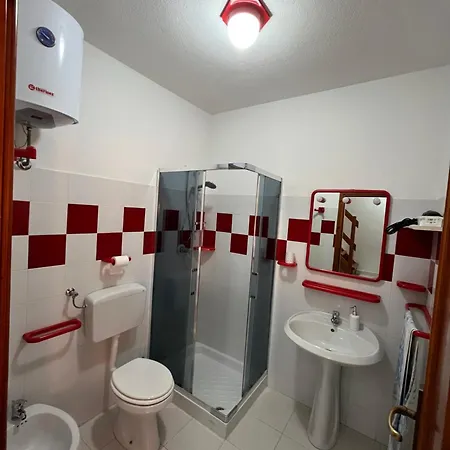 Mp Casa Sviluppata Su Due Piani Con Doppia Veranda E Parcheggio Privato San Teodoro